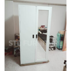 ด้านหน้าตู้เสื้อผ้าเหล็ก 2 บานเปิด สีขาว มือจับฝัง สวยงามน่าใช้