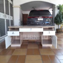 ภายใน โต๊ะทำงาน 160 cm ท็อปกระจกสีชาดำ ตัวโต๊ะสีโซลิด หน้าบานสีขาว วางอยู่หน้าบ้าน