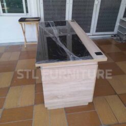 ด้านข้าง โต๊ะทำงาน 160 cm ท็อปกระจกสีชาดำ ตัวโต๊ะสีโซลิด หน้าบานสีขาว วางอยู่หน้าบ้าน