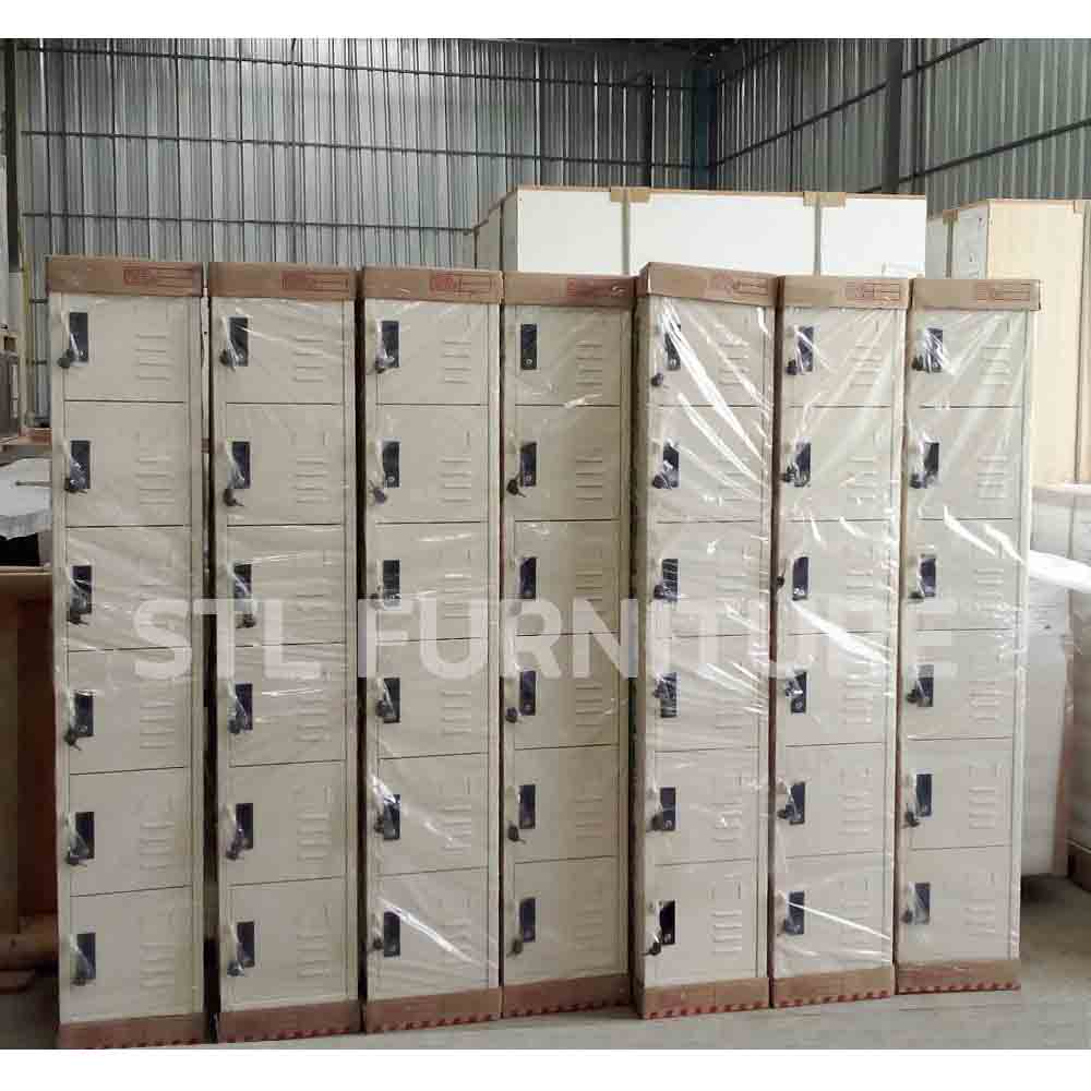 ตู้ล็อคเกอร์เหล็ก1 แถว 6 ช่อง สีครีม วางเรียงเป็นแถวๆๆ