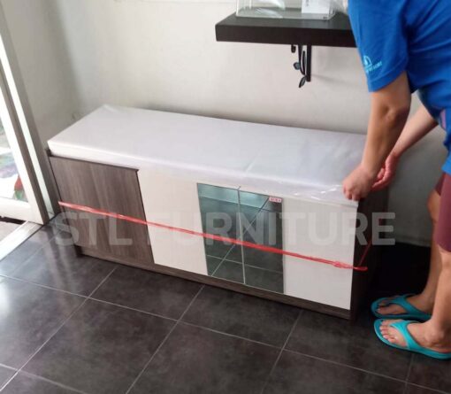 ตู้รองเท้า 120 cm บนเป็นเบาะ วางให้ลูกค้าตรวจสภาพสินค้า