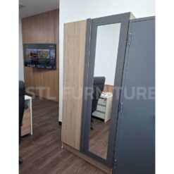 ตู้เสื้อผ้า 3 ฟุต สีไม้ตัดเทา กระจกยาวบานเต็ม วางในห้องในกองบัญชาการกองทัพไทย