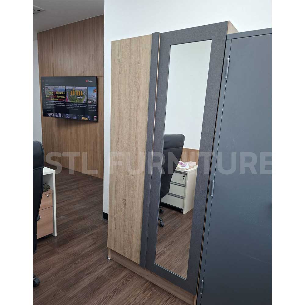 ตู้เสื้อผ้า 3 ฟุต สีไม้ตัดเทา กระจกยาวบานเต็ม วางในห้องในกองบัญชาการกองทัพไทย