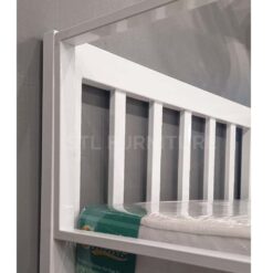 ลักณะมุมหัวเตียงของเตียง 2 ชั้นล่างโล่ง ขนาด 3.5 ฟุต สีขาว