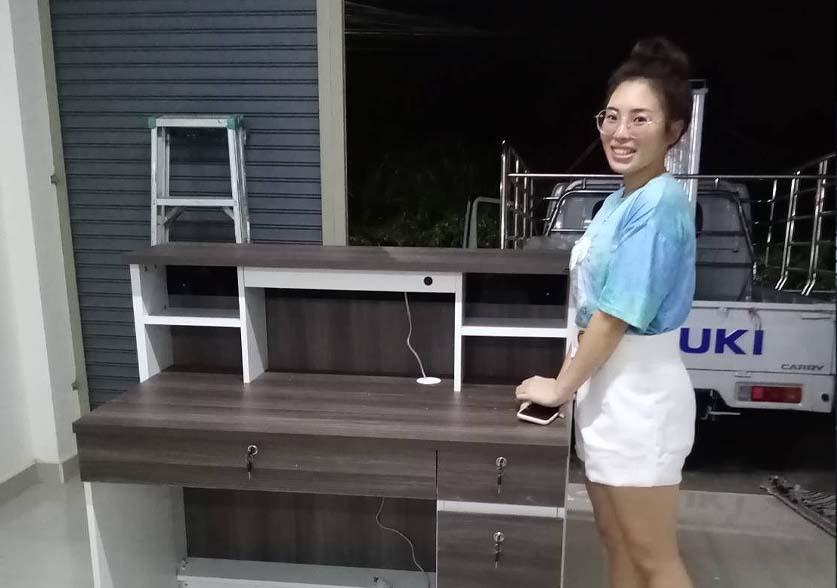 ลูกค้าซื้อโต๊ะเคาน์เตอร์ สีไลท์เวงเก้ขาว