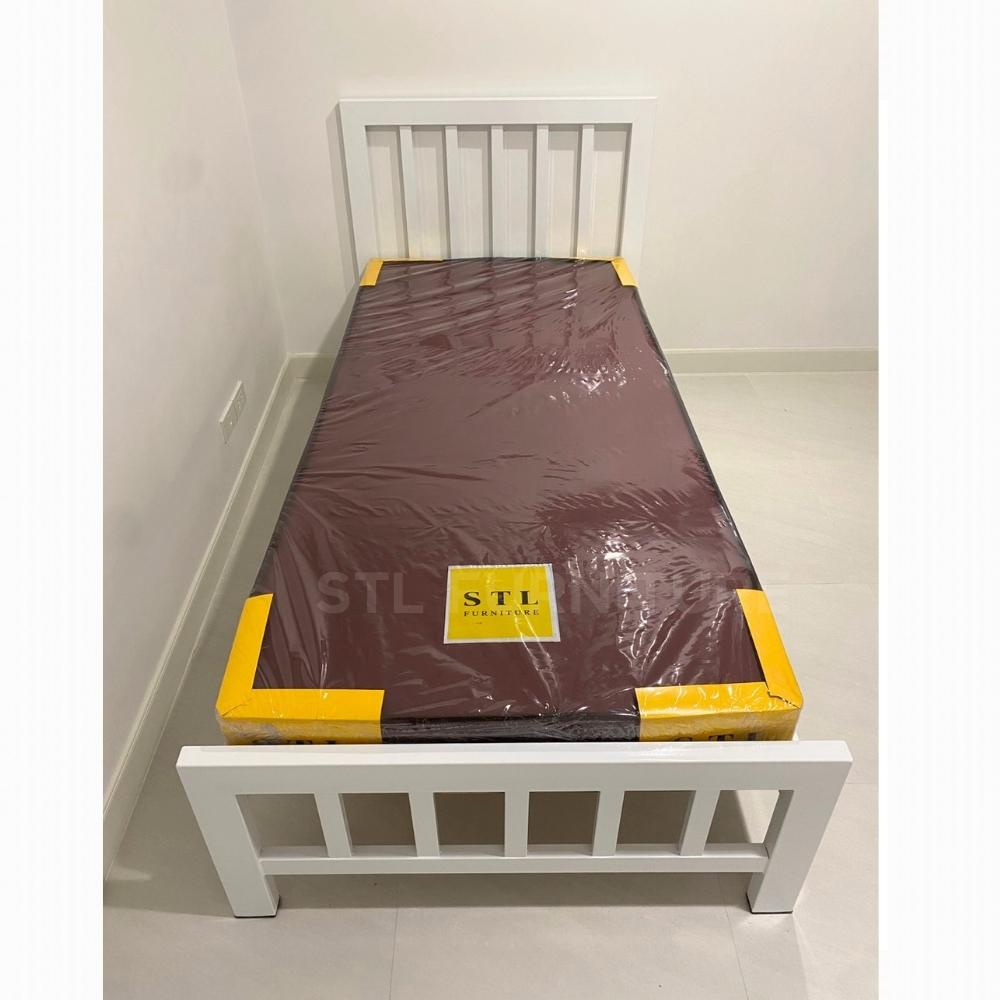 ที่นอนหุ้มหนัง PVC ตราโลโก้ STL วางบนเตียงเหล็กกล่อง 3 ฟุต สีขาว