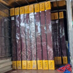 ที่นอนยางพีอี 3.5 ฟุต หนา 6 นิ้ว หุ้มหนัง PVC โลโก้ STL วางเรียงบนรถเตรียมส่งลูกค้า
