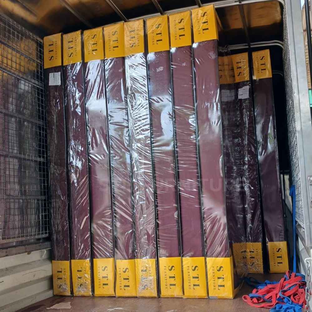 ที่นอนยางพีอี 3.5 ฟุต หนา 6 นิ้ว หุ้มหนัง PVC โลโก้ STL วางเรียงบนรถเตรียมส่งลูกค้า