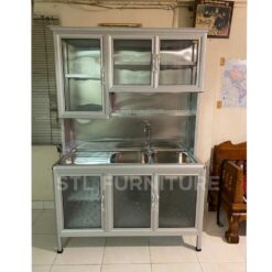 ตู้ซิงค์ล้างจานต่อบนสูง 127 cm 2 หลุมขวา กระจกใสล้วนด้านบน ด้านล่างกระจกขุ่น วางในบ้านลูกค้า ข้างๆมีเตียงไม้โบราณวางอยู่