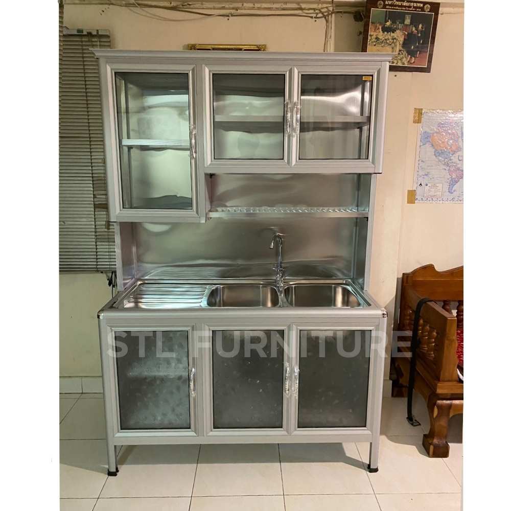 ตู้ซิงค์ล้างจานต่อบนสูง 127 cm 2 หลุมขวา กระจกใสล้วนด้านบน ด้านล่างกระจกขุ่น วางในบ้านลูกค้า ข้างๆมีเตียงไม้โบราณวางอยู่