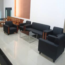 ชุดโซฟารับแขกขาไม้ 3 ที่นั่ง 1 หลัง 1 ที่นั่ง 4 หลัง หนัง PVC สีดำ พร้อมโต๊ะกลางกระจก